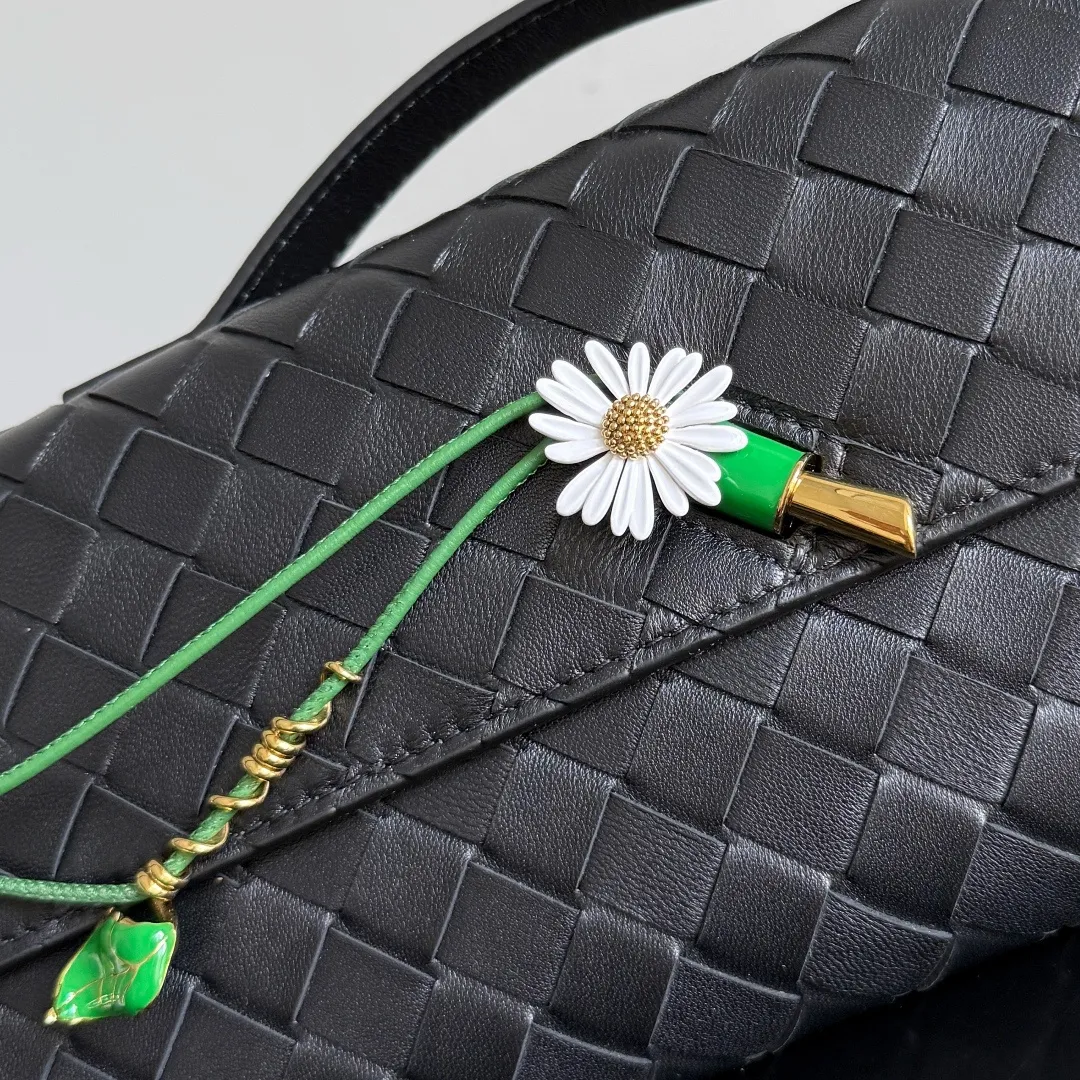 Batch 1720 Bottega Veneta clutch bags are shipping! The carefully crafted latch opening and closing is like a small key, giving us a sense of ritual every time we use this bag. The innovative design this time is to make the latch part into the shape of a small daisy. The originally elegant and restrained style instantly adds some playfulness, and matches with a skirt. Going out for a picnic or admiring the scenery will add to the overall look🌸🌸The heavily crafted daisy is lifelike and full of exquisiteness. The fixed rope is also decorated with a winding golden rope and a small leaf, echoing the daisy. The whole bag looks very coordinated. Style number: 836810 (741511) Size: 31*13*3cm